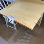 LOTE 532 - 01 MESA QUADRADA EM MADEIRA COM PÉS EM FERRO (NO ESTADO) ATENÇÃO! FAZER A VISITAÇÃO ANTES DE ARREMATAR, NÃO SABEMOS SE FUNCIONA. LEILÃO NÃO TEM GARANTIA E NEM DEVOLUÇÃO, SUJEITO A POSSÍVEIS AVARIAS VISÍVEIS/OCULTAS E/OU AUSÊNCIA DE COMPONENTES.