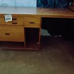 LOTE 095 - 01 MESA PEQUENA EM MADEIRA.  (NO ESTADO) ATENÇÃO! FAZER A VISITAÇÃO ANTES DE ARREMATAR, NÃO SABEMOS SE FUNCIONA. LEILÃO NÃO TEM GARANTIA E NEM DEVOLUÇÃO, SUJEITO A POSSÍVEIS AVARIAS VISÍVEIS/OCULTAS E/OU AUSÊNCIA DE COMPONENTES.