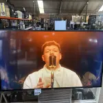 LOTE 427 - 01 SMART TV 70" SONY KDL-70W855B LED 3D ,  PROCESSADOR DE IMAGEM 3D,TAMANHO DA TELA 70", RESOLUÇÃO FULL HD - 1920 X 1080 PIXELS, FORMATO DE TELA 16:9 (WIDESCREEN) REFRESH RATE MOTIONFLOW XR 480 HZ ÂNGULO DE VISÃO HORIZONTAL: 178° VERTICAL: 178° , SISTEMA ANALÓGICO: PAL-M, PAL-N, NTSC DIGITAL: SBTVD  SINTONIZADOR DE TV ANALÓGICO: SIM, DIGITAL: SIM POTÊNCIA DE ÁUDIO 2 X 10 W RMS CONEXÕES ENTRADA: 4 X HDMI 2 X VÍDEO COMPOSTO 1 X VÍDEO COMPONENTE 1 X ÁUDIO ESTÉREO 2 X USB 1 X RJ-45 SAÍDA: 1 X ÁUDIO DIGITAL ÓPTICO ALIMENTAÇÃO AC 100 ~ 240V CONSUMO DE ENERGIA ATIVA: 208 W STAND BY: < 1 W  PADRÃO DE FURO PARA MONTAGEM NA PAREDE VESA 400X300 DIMENSÕES (L X A X P) SEM BASE: 158,6 X 92 X 9,3 CM COM BASE: 158,6 X 97 X 37 CM  PESO SEM BASE: 43,6 KG COM BASE: 44,6 KG EMBALAGEM: 56 KG  (NO ESTADO) ATENÇÃO! FAZER A VISITAÇÃO ANTES DE ARREMATAR, NÃO SABEMOS SE FUNCIONA. LEILÃO NÃO TEM GARANTIA E NEM DEVOLUÇÃO, SUJEITO A POSSÍVEIS AVARIAS VISÍVEIS/OCULTAS E/OU AUSÊNCIA DE COMPONENTES.