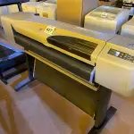 LOTE 427 - 01 PLOTHER HP DESINGJET 500PS. (NO ESTADO) ATENÇÃO! FAZER A VISITAÇÃO ANTES DE ARREMATAR, NÃO SABEMOS SE FUNCIONA. LEILÃO NÃO TEM GARANTIA E NEM DEVOLUÇÃO, SUJEITO A POSSÍVEIS AVARIAS VISÍVEIS/OCULTAS E/OU AUSÊNCIA DE COMPONENTES.