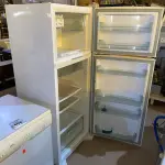 LOTE 409 - 01 GELADEIRA BRASTEMP 220VOLTS. (NO ESTADO) ATENÇÃO! FAZER A VISITAÇÃO ANTES DE ARREMATAR, NÃO SABEMOS SE FUNCIONA. LEILÃO NÃO TEM GARANTIA E NEM DEVOLUÇÃO, SUJEITO A POSSÍVEIS AVARIAS VISÍVEIS/OCULTAS E/OU AUSÊNCIA DE COMPONENTES.