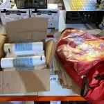 LOTE 449 - 01 BOLSA DO IFOOD SEM A CAIXA, CARTUCHOS PARA FILTRO E CAIXAS DE PAPELÃO DESMONTADAS. (NO ESTADO) ATENÇÃO! FAZER A VISITAÇÃO ANTES DE ARREMATAR, NÃO SABEMOS SE FUNCIONA. LEILÃO NÃO TEM GARANTIA E NEM DEVOLUÇÃO, SUJEITO A POSSÍVEIS AVARIAS VISÍVEIS/OCULTAS E/OU AUSÊNCIA DE COMPONENTES.