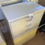 LOTE 433 - 01 ARMÁRIO EM MADEIRA E AÇO. (NO ESTADO) ATENÇÃO! FAZER A VISITAÇÃO ANTES DE ARREMATAR, NÃO SABEMOS SE FUNCIONA. LEILÃO NÃO TEM GARANTIA E NEM DEVOLUÇÃO, SUJEITO A POSSÍVEIS AVARIAS VISÍVEIS/OCULTAS E/OU AUSÊNCIA DE COMPONENTES.