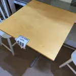 LOTE 533 - 01 MESA QUADRADA EM MADEIRA COM PÉS EM FERRO (NO ESTADO) ATENÇÃO! FAZER A VISITAÇÃO ANTES DE ARREMATAR, NÃO SABEMOS SE FUNCIONA. LEILÃO NÃO TEM GARANTIA E NEM DEVOLUÇÃO, SUJEITO A POSSÍVEIS AVARIAS VISÍVEIS/OCULTAS E/OU AUSÊNCIA DE COMPONENTES.