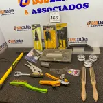 LOTE 486 - 01 LOTE COM ESCOVA DE AÇO, LINHAS DE PEDREIRO, MOLA AÉREA, ALICATE CRIMPADOR. (NO ESTADO) ATENÇÃO! FAZER A VISITAÇÃO ANTES DE ARREMATAR, NÃO SABEMOS SE FUNCIONA. LEILÃO NÃO TEM GARANTIA E NEM DEVOLUÇÃO, SUJEITO A POSSÍVEIS AVARIAS VISÍVEIS/OCULTAS E/OU AUSÊNCIA DE COMPONENTES.