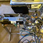 LOTE 440 - 01 ROTULADORA E DATADORA SEMI AUTOMÁTICA FALCO. (NO ESTADO) ATENÇÃO! FAZER A VISITAÇÃO ANTES DE ARREMATAR, NÃO SABEMOS SE FUNCIONA. LEILÃO NÃO TEM GARANTIA E NEM DEVOLUÇÃO, SUJEITO A POSSÍVEIS AVARIAS VISÍVEIS/OCULTAS E/OU AUSÊNCIA DE COMPONENTES.