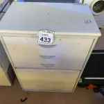 LOTE 433 - 01 ARMÁRIO EM MADEIRA E AÇO. (NO ESTADO) ATENÇÃO! FAZER A VISITAÇÃO ANTES DE ARREMATAR, NÃO SABEMOS SE FUNCIONA. LEILÃO NÃO TEM GARANTIA E NEM DEVOLUÇÃO, SUJEITO A POSSÍVEIS AVARIAS VISÍVEIS/OCULTAS E/OU AUSÊNCIA DE COMPONENTES.
