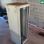 LOTE 059 - 01 RACK PARA SERVIDOR SEM PORTA.  (NO ESTADO) ATENÇÃO! FAZER A VISITAÇÃO ANTES DE ARREMATAR, NÃO SABEMOS SE FUNCIONA. LEILÃO NÃO TEM GARANTIA E NEM DEVOLUÇÃO, SUJEITO A POSSÍVEIS AVARIAS VISÍVEIS/OCULTAS E/OU AUSÊNCIA DE COMPONENTES.