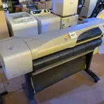 LOTE 427 - 01 PLOTHER HP DESINGJET 500PS. (NO ESTADO) ATENÇÃO! FAZER A VISITAÇÃO ANTES DE ARREMATAR, NÃO SABEMOS SE FUNCIONA. LEILÃO NÃO TEM GARANTIA E NEM DEVOLUÇÃO, SUJEITO A POSSÍVEIS AVARIAS VISÍVEIS/OCULTAS E/OU AUSÊNCIA DE COMPONENTES.