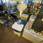 LOTE 438 - 02 LIXEIRAS E 01 BANQUETA. (NO ESTADO) ATENÇÃO! FAZER A VISITAÇÃO ANTES DE ARREMATAR, NÃO SABEMOS SE FUNCIONA. LEILÃO NÃO TEM GARANTIA E NEM DEVOLUÇÃO, SUJEITO A POSSÍVEIS AVARIAS VISÍVEIS/OCULTAS E/OU AUSÊNCIA DE COMPONENTES.