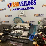 LOTE 377 - 01 LOTE COM RELÓGIOS, HD, CABOS DIVERSOS E MICROFONES. (NO ESTADO) ATENÇÃO! FAZER A VISITAÇÃO ANTES DE ARREMATAR, NÃO SABEMOS SE FUNCIONA. LEILÃO NÃO TEM GARANTIA E NEM DEVOLUÇÃO, SUJEITO A POSSÍVEIS AVARIAS VISÍVEIS/OCULTAS E/OU AUSÊNCIA DE COMPONENTES.