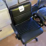 LOTE 431 - 01 CADEIRA PARA ESCRITÓRIO. (NO ESTADO) ATENÇÃO! FAZER A VISITAÇÃO ANTES DE ARREMATAR, NÃO SABEMOS SE FUNCIONA. LEILÃO NÃO TEM GARANTIA E NEM DEVOLUÇÃO, SUJEITO A POSSÍVEIS AVARIAS VISÍVEIS/OCULTAS E/OU AUSÊNCIA DE COMPONENTES.