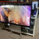 LOTE 427 - 01 SMART TV 70" SONY KDL-70W855B LED 3D ,  PROCESSADOR DE IMAGEM 3D,TAMANHO DA TELA 70", RESOLUÇÃO FULL HD - 1920 X 1080 PIXELS, FORMATO DE TELA 16:9 (WIDESCREEN) REFRESH RATE MOTIONFLOW XR 480 HZ ÂNGULO DE VISÃO HORIZONTAL: 178° VERTICAL: 178° , SISTEMA ANALÓGICO: PAL-M, PAL-N, NTSC DIGITAL: SBTVD  SINTONIZADOR DE TV ANALÓGICO: SIM, DIGITAL: SIM POTÊNCIA DE ÁUDIO 2 X 10 W RMS CONEXÕES ENTRADA: 4 X HDMI 2 X VÍDEO COMPOSTO 1 X VÍDEO COMPONENTE 1 X ÁUDIO ESTÉREO 2 X USB 1 X RJ-45 SAÍDA: 1 X ÁUDIO DIGITAL ÓPTICO ALIMENTAÇÃO AC 100 ~ 240V CONSUMO DE ENERGIA ATIVA: 208 W STAND BY: < 1 W  PADRÃO DE FURO PARA MONTAGEM NA PAREDE VESA 400X300 DIMENSÕES (L X A X P) SEM BASE: 158,6 X 92 X 9,3 CM COM BASE: 158,6 X 97 X 37 CM  PESO SEM BASE: 43,6 KG COM BASE: 44,6 KG EMBALAGEM: 56 KG  (NO ESTADO) ATENÇÃO! FAZER A VISITAÇÃO ANTES DE ARREMATAR, NÃO SABEMOS SE FUNCIONA. LEILÃO NÃO TEM GARANTIA E NEM DEVOLUÇÃO, SUJEITO A POSSÍVEIS AVARIAS VISÍVEIS/OCULTAS E/OU AUSÊNCIA DE COMPONENTES.
