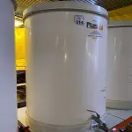 LOTE 461 - 01 FERMENTADORA DE 1.000 LITROS PP PLASUL COM TORNEIRA DE INOX. (NO ESTADO) ATENÇÃO! FAZER A VISITAÇÃO ANTES DE ARREMATAR, NÃO SABEMOS SE FUNCIONA. LEILÃO NÃO TEM GARANTIA E NEM DEVOLUÇÃO, SUJEITO A POSSÍVEIS AVARIAS VISÍVEIS/OCULTAS E/OU AUSÊNCIA DE COMPONENTES.