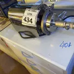 LOTE 434 - 01 BOMBA ALIMENTÍCIA SANITÁRIAS EM INOX 304 05CV ,2500LITROS /HORA INDUPROPIL. (NO ESTADO) ATENÇÃO! FAZER A VISITAÇÃO ANTES DE ARREMATAR, NÃO SABEMOS SE FUNCIONA. LEILÃO NÃO TEM GARANTIA E NEM DEVOLUÇÃO, SUJEITO A POSSÍVEIS AVARIAS VISÍVEIS/OCULTAS E/OU AUSÊNCIA DE COMPONENTES.