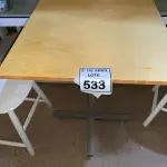 LOTE 533 - 01 MESA QUADRADA EM MADEIRA COM PÉS EM FERRO (NO ESTADO) ATENÇÃO! FAZER A VISITAÇÃO ANTES DE ARREMATAR, NÃO SABEMOS SE FUNCIONA. LEILÃO NÃO TEM GARANTIA E NEM DEVOLUÇÃO, SUJEITO A POSSÍVEIS AVARIAS VISÍVEIS/OCULTAS E/OU AUSÊNCIA DE COMPONENTES.