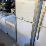 LOTE 409 - 01 GELADEIRA BRASTEMP 220VOLTS. (NO ESTADO) ATENÇÃO! FAZER A VISITAÇÃO ANTES DE ARREMATAR, NÃO SABEMOS SE FUNCIONA. LEILÃO NÃO TEM GARANTIA E NEM DEVOLUÇÃO, SUJEITO A POSSÍVEIS AVARIAS VISÍVEIS/OCULTAS E/OU AUSÊNCIA DE COMPONENTES.