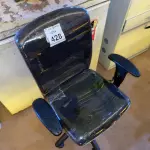 LOTE 428 - 01 CADEIRA PARA ESCRITÓRIO. (NO ESTADO) ATENÇÃO! FAZER A VISITAÇÃO ANTES DE ARREMATAR, NÃO SABEMOS SE FUNCIONA. LEILÃO NÃO TEM GARANTIA E NEM DEVOLUÇÃO, SUJEITO A POSSÍVEIS AVARIAS VISÍVEIS/OCULTAS E/OU AUSÊNCIA DE COMPONENTES.