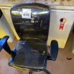 LOTE 428 - 01 CADEIRA PARA ESCRITÓRIO. (NO ESTADO) ATENÇÃO! FAZER A VISITAÇÃO ANTES DE ARREMATAR, NÃO SABEMOS SE FUNCIONA. LEILÃO NÃO TEM GARANTIA E NEM DEVOLUÇÃO, SUJEITO A POSSÍVEIS AVARIAS VISÍVEIS/OCULTAS E/OU AUSÊNCIA DE COMPONENTES.