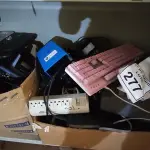 LOTE 277 - 01 LOTE COM TELEFONES, FAX, TORNEIRA INCOMPLETA, TECLADO, FERRO DE PASSAR ROUPA, CONTROLES DE VÍDEO GAME. (NO ESTADO) ATENÇÃO! FAZER A VISITAÇÃO ANTES DE ARREMATAR, NÃO SABEMOS SE FUNCIONA. LEILÃO NÃO TEM GARANTIA E NEM DEVOLUÇÃO, SUJEITO A POSSÍVEIS AVARIAS VISÍVEIS/OCULTAS E/OU AUSÊNCIA DE COMPONENTES.