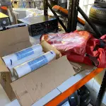 LOTE 449 - 01 BOLSA DO IFOOD SEM A CAIXA, CARTUCHOS PARA FILTRO E CAIXAS DE PAPELÃO DESMONTADAS. (NO ESTADO) ATENÇÃO! FAZER A VISITAÇÃO ANTES DE ARREMATAR, NÃO SABEMOS SE FUNCIONA. LEILÃO NÃO TEM GARANTIA E NEM DEVOLUÇÃO, SUJEITO A POSSÍVEIS AVARIAS VISÍVEIS/OCULTAS E/OU AUSÊNCIA DE COMPONENTES.