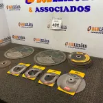 LOTE 499 - 01 LOTE COM DISCOS DE BORRACHA, DISCOS FLAP E DISCO DE DESCARTE. (NO ESTADO) ATENÇÃO! FAZER A VISITAÇÃO ANTES DE ARREMATAR, NÃO SABEMOS SE FUNCIONA. LEILÃO NÃO TEM GARANTIA E NEM DEVOLUÇÃO, SUJEITO A POSSÍVEIS AVARIAS VISÍVEIS/OCULTAS E/OU AUSÊNCIA DE COMPONENTES.