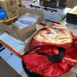 LOTE 449 - 01 BOLSA DO IFOOD SEM A CAIXA, CARTUCHOS PARA FILTRO E CAIXAS DE PAPELÃO DESMONTADAS. (NO ESTADO) ATENÇÃO! FAZER A VISITAÇÃO ANTES DE ARREMATAR, NÃO SABEMOS SE FUNCIONA. LEILÃO NÃO TEM GARANTIA E NEM DEVOLUÇÃO, SUJEITO A POSSÍVEIS AVARIAS VISÍVEIS/OCULTAS E/OU AUSÊNCIA DE COMPONENTES.