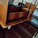 LOTE 090 - 02 MESAS EM MADEIRA. (NO ESTADO) ATENÇÃO! FAZER A VISITAÇÃO ANTES DE ARREMATAR, NÃO SABEMOS SE FUNCIONA. LEILÃO NÃO TEM GARANTIA E NEM DEVOLUÇÃO, SUJEITO A POSSÍVEIS AVARIAS VISÍVEIS/OCULTAS E/OU AUSÊNCIA DE COMPONENTES.