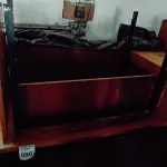 LOTE 090 - 02 MESAS EM MADEIRA. (NO ESTADO) ATENÇÃO! FAZER A VISITAÇÃO ANTES DE ARREMATAR, NÃO SABEMOS SE FUNCIONA. LEILÃO NÃO TEM GARANTIA E NEM DEVOLUÇÃO, SUJEITO A POSSÍVEIS AVARIAS VISÍVEIS/OCULTAS E/OU AUSÊNCIA DE COMPONENTES.