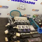 LOTE 377 - 01 LOTE COM RELÓGIOS, HD, CABOS DIVERSOS E MICROFONES. (NO ESTADO) ATENÇÃO! FAZER A VISITAÇÃO ANTES DE ARREMATAR, NÃO SABEMOS SE FUNCIONA. LEILÃO NÃO TEM GARANTIA E NEM DEVOLUÇÃO, SUJEITO A POSSÍVEIS AVARIAS VISÍVEIS/OCULTAS E/OU AUSÊNCIA DE COMPONENTES.