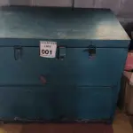LOTE 001 - 01 BAÚ EM FERRO.  (NO ESTADO) ATENÇÃO! FAZER A VISITAÇÃO ANTES DE ARREMATAR, NÃO SABEMOS SE FUNCIONA. LEILÃO NÃO TEM GARANTIA E NEM DEVOLUÇÃO, SUJEITO A POSSÍVEIS AVARIAS VISÍVEIS/OCULTAS E/OU AUSÊNCIA DE COMPONENTES.