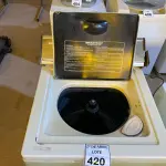 LOTE 420 - 01 MÁQUINA DE LAVAR ROUPAS BRASTEMP ANTIGA. (NO ESTADO) ATENÇÃO! FAZER A VISITAÇÃO ANTES DE ARREMATAR, NÃO SABEMOS SE FUNCIONA. LEILÃO NÃO TEM GARANTIA E NEM DEVOLUÇÃO, SUJEITO A POSSÍVEIS AVARIAS VISÍVEIS/OCULTAS E/OU AUSÊNCIA DE COMPONENTES.