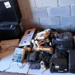 LOTE 057 - 01 LOTE COM TV, CPUS, TELEFONES ANTIGOS. ESTABILIZADORES.  (NO ESTADO) ATENÇÃO! FAZER A VISITAÇÃO ANTES DE ARREMATAR, NÃO SABEMOS SE FUNCIONA. LEILÃO NÃO TEM GARANTIA E NEM DEVOLUÇÃO, SUJEITO A POSSÍVEIS AVARIAS VISÍVEIS/OCULTAS E/OU AUSÊNCIA DE COMPONENTES.