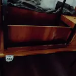 LOTE 090 - 02 MESAS EM MADEIRA. (NO ESTADO) ATENÇÃO! FAZER A VISITAÇÃO ANTES DE ARREMATAR, NÃO SABEMOS SE FUNCIONA. LEILÃO NÃO TEM GARANTIA E NEM DEVOLUÇÃO, SUJEITO A POSSÍVEIS AVARIAS VISÍVEIS/OCULTAS E/OU AUSÊNCIA DE COMPONENTES.