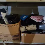 LOTE 277 - 01 LOTE COM TELEFONES, FAX, TORNEIRA INCOMPLETA, TECLADO, FERRO DE PASSAR ROUPA, CONTROLES DE VÍDEO GAME. (NO ESTADO) ATENÇÃO! FAZER A VISITAÇÃO ANTES DE ARREMATAR, NÃO SABEMOS SE FUNCIONA. LEILÃO NÃO TEM GARANTIA E NEM DEVOLUÇÃO, SUJEITO A POSSÍVEIS AVARIAS VISÍVEIS/OCULTAS E/OU AUSÊNCIA DE COMPONENTES.