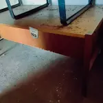 LOTE 093 - 01 MESA EM MADEIRA.  (NO ESTADO) ATENÇÃO! FAZER A VISITAÇÃO ANTES DE ARREMATAR, NÃO SABEMOS SE FUNCIONA. LEILÃO NÃO TEM GARANTIA E NEM DEVOLUÇÃO, SUJEITO A POSSÍVEIS AVARIAS VISÍVEIS/OCULTAS E/OU AUSÊNCIA DE COMPONENTES.