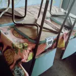 LOTE 085 - 01 MESA EM MADEIRA COM 03 CADEIRAS.   (NO ESTADO) ATENÇÃO! FAZER A VISITAÇÃO ANTES DE ARREMATAR, NÃO SABEMOS SE FUNCIONA. LEILÃO NÃO TEM GARANTIA E NEM DEVOLUÇÃO, SUJEITO A POSSÍVEIS AVARIAS VISÍVEIS/OCULTAS E/OU AUSÊNCIA DE COMPONENTES.