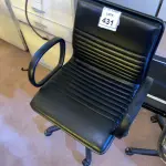 LOTE 431 - 01 CADEIRA PARA ESCRITÓRIO. (NO ESTADO) ATENÇÃO! FAZER A VISITAÇÃO ANTES DE ARREMATAR, NÃO SABEMOS SE FUNCIONA. LEILÃO NÃO TEM GARANTIA E NEM DEVOLUÇÃO, SUJEITO A POSSÍVEIS AVARIAS VISÍVEIS/OCULTAS E/OU AUSÊNCIA DE COMPONENTES.