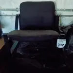 LOTE 092 - 01 CADEIRA ESTOFADA. (NO ESTADO) ATENÇÃO! FAZER A VISITAÇÃO ANTES DE ARREMATAR, NÃO SABEMOS SE FUNCIONA. LEILÃO NÃO TEM GARANTIA E NEM DEVOLUÇÃO, SUJEITO A POSSÍVEIS AVARIAS VISÍVEIS/OCULTAS E/OU AUSÊNCIA DE COMPONENTES.