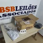 LOTE 123 - ACESSÓRIOS PARA ESQUADRIAS DE ALUMÍNIO (NO ESTADO, NÃO SABEMOS SE FUNCIONA. LEILÃO NÃO TEM GARANTIA E NEM DEVOLUÇÃO, SUJEITO A POSSÍVEIS AVARIAS VISÍVEIS/OCULTAS E/OU AUSÊNCIA DE COMPONENTES)