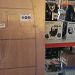 LOTE 109 - 01 – PORTA DE MADEIRA (NO ESTADO, NÃO SABEMOS SE FUNCIONA. LEILÃO NÃO TEM GARANTIA E NEM DEVOLUÇÃO, SUJEITO A POSSÍVEIS AVARIAS VISÍVEIS/OCULTAS E/OU AUSÊNCIA DE COMPONENTES)