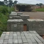 LOTE 132 - 01 PALETE COM PISO DE CONCRETO INTERTRAVADO PAVER (20X10X6CM) 15M² CADA PALETE (RETIRADA EM GOIÂNIA –GO) (NO ESTADO)