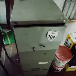 LOTE 104 - 01 ARQUIVO DE AÇO. (NO ESTADO) ATENÇÃO! FAZER A VISITAÇÃO ANTES DE ARREMATAR, NÃO SABEMOS SE FUNCIONA. LEILÃO NÃO TEM GARANTIA E NEM DEVOLUÇÃO, SUJEITO A POSSÍVEIS AVARIAS VISÍVEIS/OCULTAS E/OU AUSÊNCIA DE COMPONENTES.