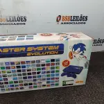LOTE 033 - 01 - VÍDEO GAME CONSOLE TECTOY SEGA MASTER SYSTEM EVOLUTION STANDARD (NO ESTADO, NÃO SABEMOS SE FUNCIONA. LEILÃO NÃO TEM GARANTIA E NEM DEVOLUÇÃO, SUJEITO A POSSÍVEIS AVARIAS VISÍVEIS/OCULTAS E/OU AUSÊNCIA DE COMPONENTES)