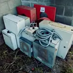LOTE 105 - 01 LOTE COM CAIXAS ELÉTRICAS DIVERSAS.  (NO ESTADO) ATENÇÃO! FAZER A VISITAÇÃO ANTES DE ARREMATAR, NÃO SABEMOS SE FUNCIONA. LEILÃO NÃO TEM GARANTIA E NEM DEVOLUÇÃO, SUJEITO A POSSÍVEIS AVARIAS VISÍVEIS/OCULTAS E/OU AUSÊNCIA DE COMPONENTES.