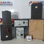 LOTE 069 - 01 APARELHO DE SOM MARCA LG E 05 CAIXAS DE SOM AVULSAS MARCAS E MODELOS DIVERSOS. (NO ESTADO) ATENÇÃO! FAZER A VISITAÇÃO ANTES DE ARREMATAR, NÃO SABEMOS SE FUNCIONA. LEILÃO NÃO TEM GARANTIA E NEM DEVOLUÇÃO, SUJEITO A POSSÍVEIS AVARIAS VISÍVEIS/OCULTAS E/OU AUSÊNCIA DE COMPONENTES.