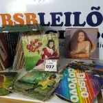 LOTE 037 - 01 LOTE COM APROXIMADAMENTE 100 DISCOS DE VINIL VARIADOS. (NO ESTADO) ATENÇÃO! FAZER A VISITAÇÃO ANTES DE ARREMATAR, NÃO SABEMOS SE FUNCIONA. LEILÃO NÃO TEM GARANTIA E NEM DEVOLUÇÃO, SUJEITO A POSSÍVEIS AVARIAS VISÍVEIS/OCULTAS E/OU AUSÊNCIA DE COMPONENTES.