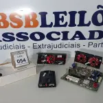 LOTE 054 - 01 PLACA MÃE PARA PC, 02 PLACAS DE VÍDEO E 01 INTERFACE DE CELULAR PLUGCELL GT111. (NO ESTADO) ATENÇÃO! FAZER A VISITAÇÃO ANTES DE ARREMATAR, NÃO SABEMOS SE FUNCIONA. LEILÃO NÃO TEM GARANTIA E NEM DEVOLUÇÃO, SUJEITO A POSSÍVEIS AVARIAS VISÍVEIS/OCULTAS E/OU AUSÊNCIA DE COMPONENTES.