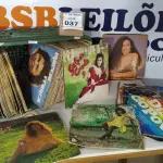 LOTE 037 - 01 LOTE COM APROXIMADAMENTE 100 DISCOS DE VINIL VARIADOS. (NO ESTADO) ATENÇÃO! FAZER A VISITAÇÃO ANTES DE ARREMATAR, NÃO SABEMOS SE FUNCIONA. LEILÃO NÃO TEM GARANTIA E NEM DEVOLUÇÃO, SUJEITO A POSSÍVEIS AVARIAS VISÍVEIS/OCULTAS E/OU AUSÊNCIA DE COMPONENTES.