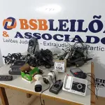 LOTE 155 - 01 LOTE COM DIVERSOS ELETRÔNICOS, FONTES, 01 PLACA DE VÍDEO. (NO ESTADO) ATENÇÃO! FAZER A VISITAÇÃO ANTES DE ARREMATAR, NÃO SABEMOS SE FUNCIONA. LEILÃO NÃO TEM GARANTIA E NEM DEVOLUÇÃO, SUJEITO A POSSÍVEIS AVARIAS VISÍVEIS/OCULTAS E/OU AUSÊNCIA DE COMPONENTES.